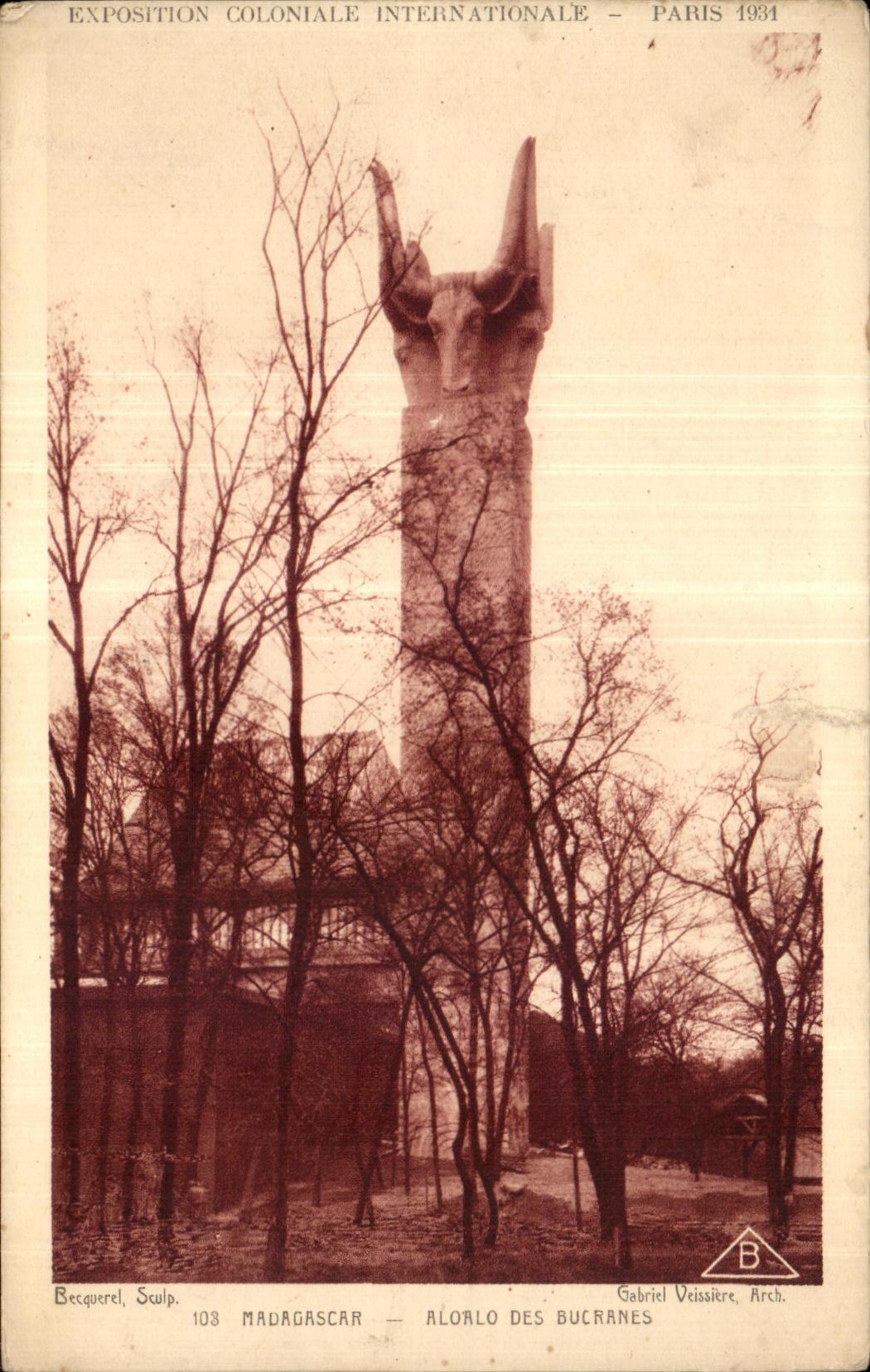 CPA Exposition Coloniale Internationale de paris madagascar aloalo des bucranes