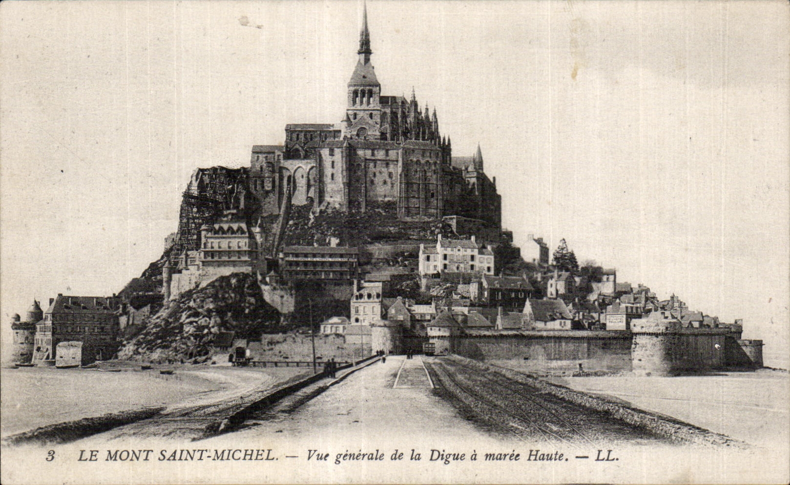 CPA Le mont saint michel Vue generale de la digue a maree houte