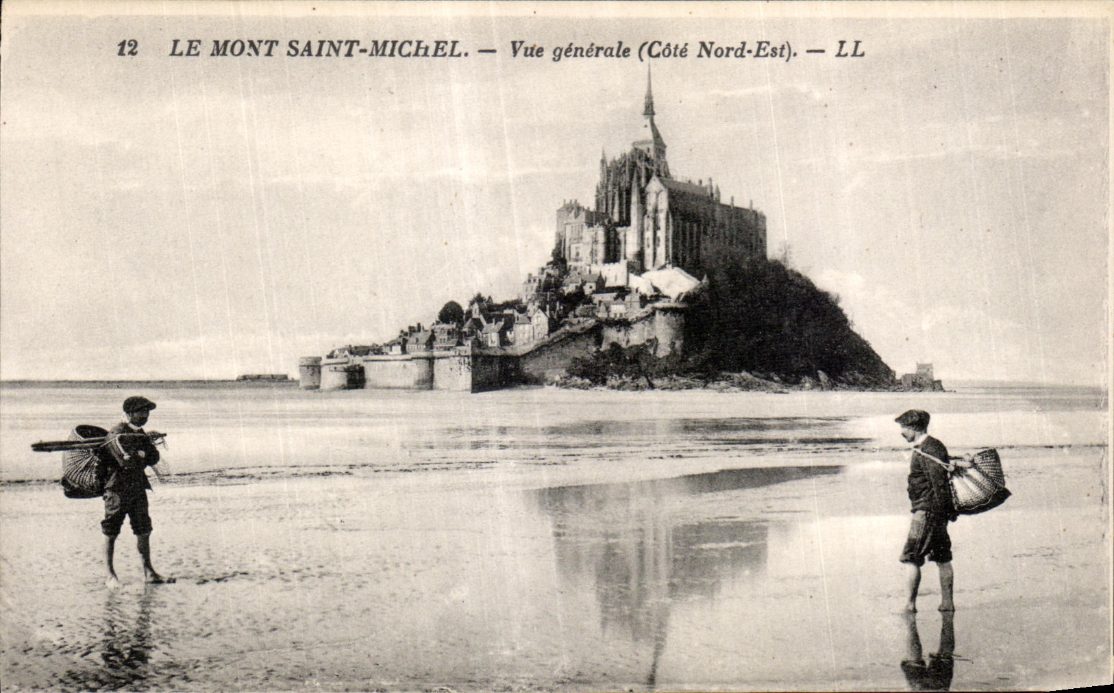 CPA Le mont saint michel Vue generale Pecheurs Peche