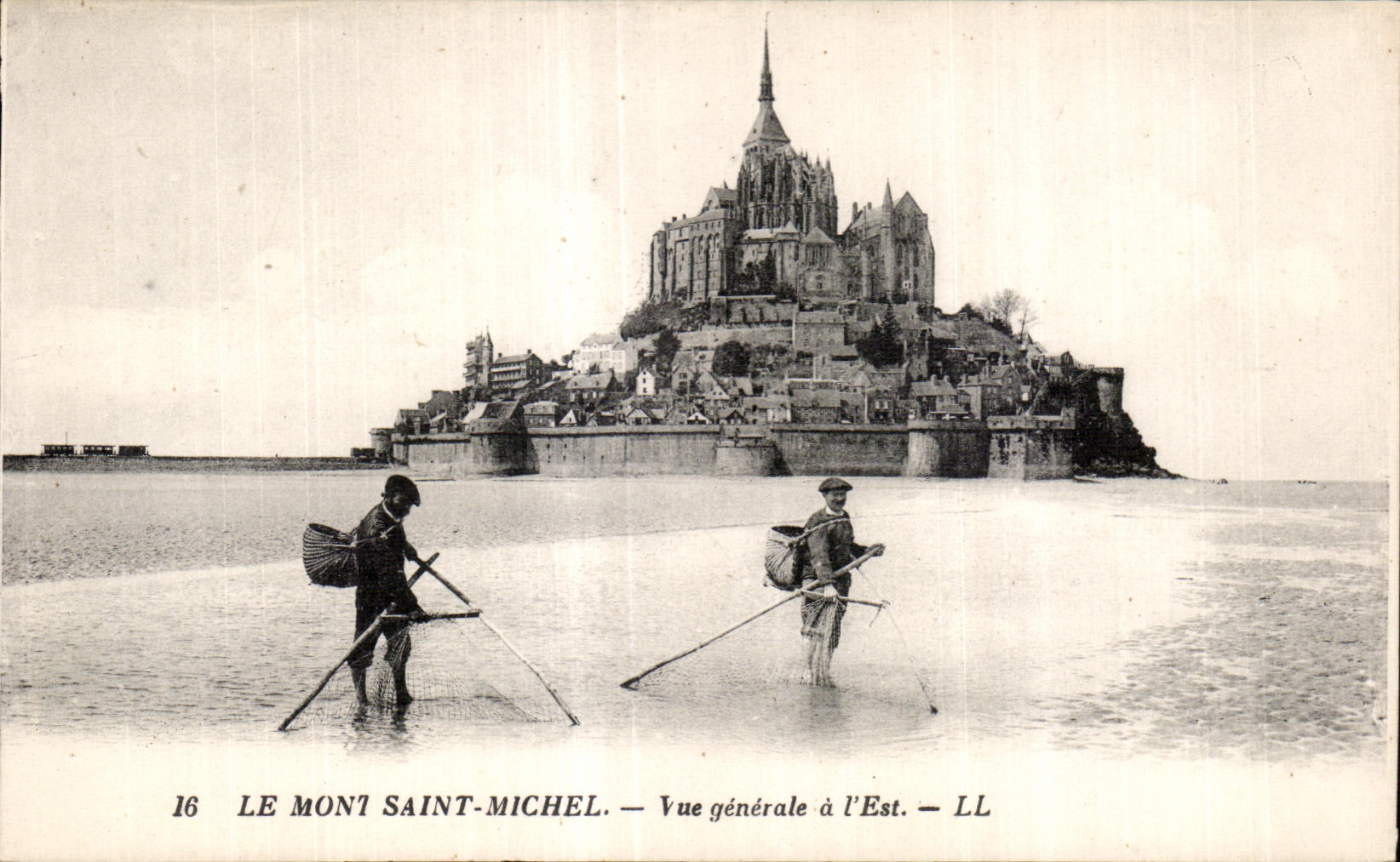 CPA Le mont saint michel Vue generale a l est Peche pecheurs