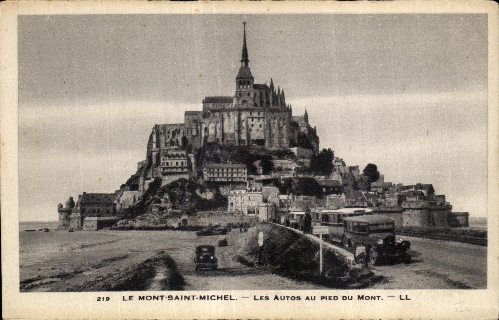 CPA Le mont saint michel Les autos au pied du mont