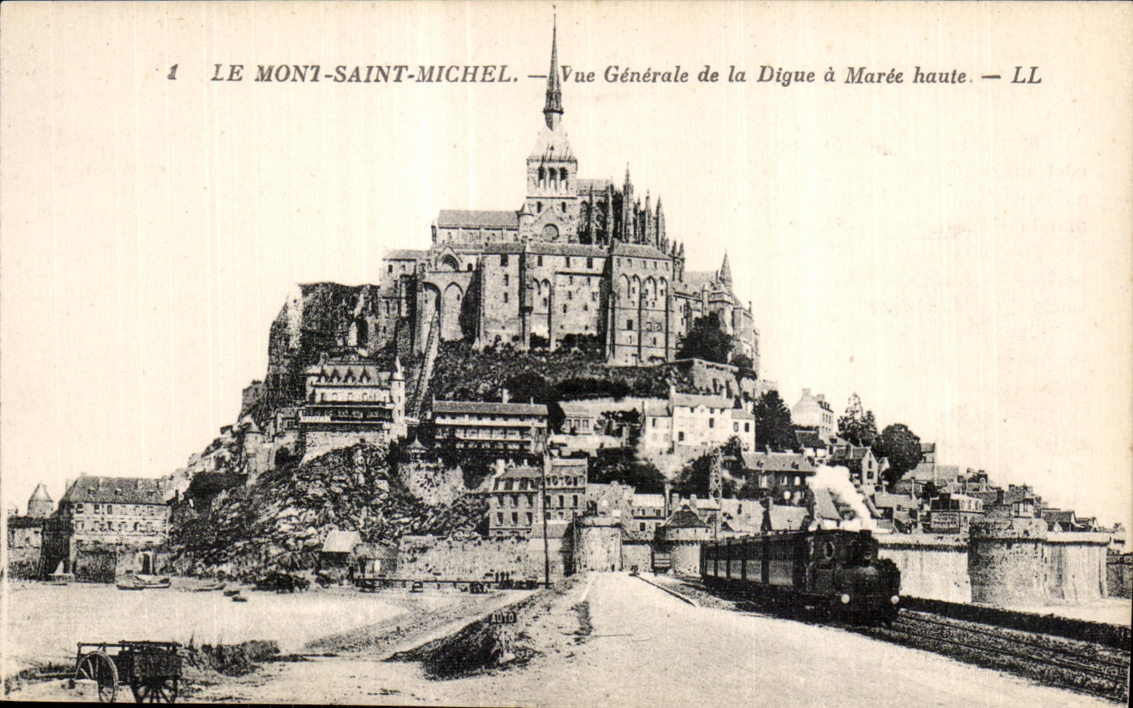 CPA Le mont saint michel Vue generale de la digue a maree haute Train