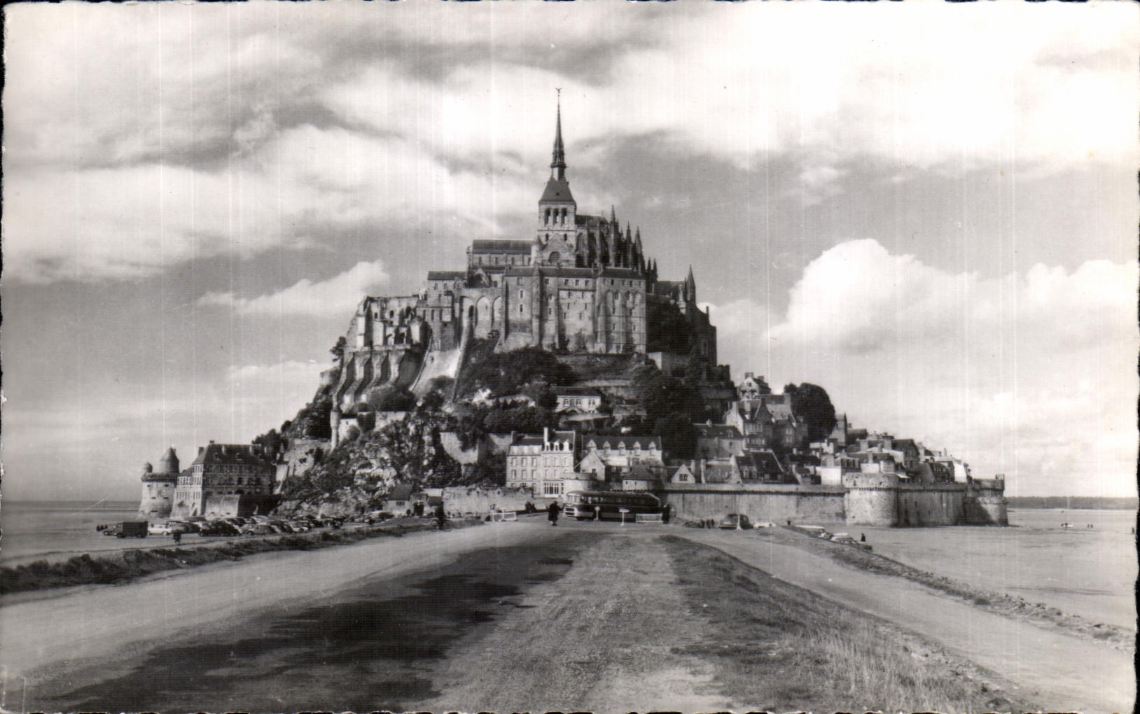 CPA Le mont saint michel Vu de la digue