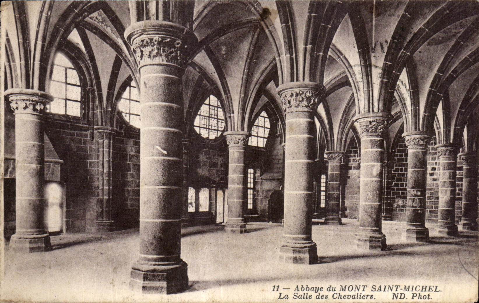 CPA Abbaye du mont saint michel La salle des chevaliers 