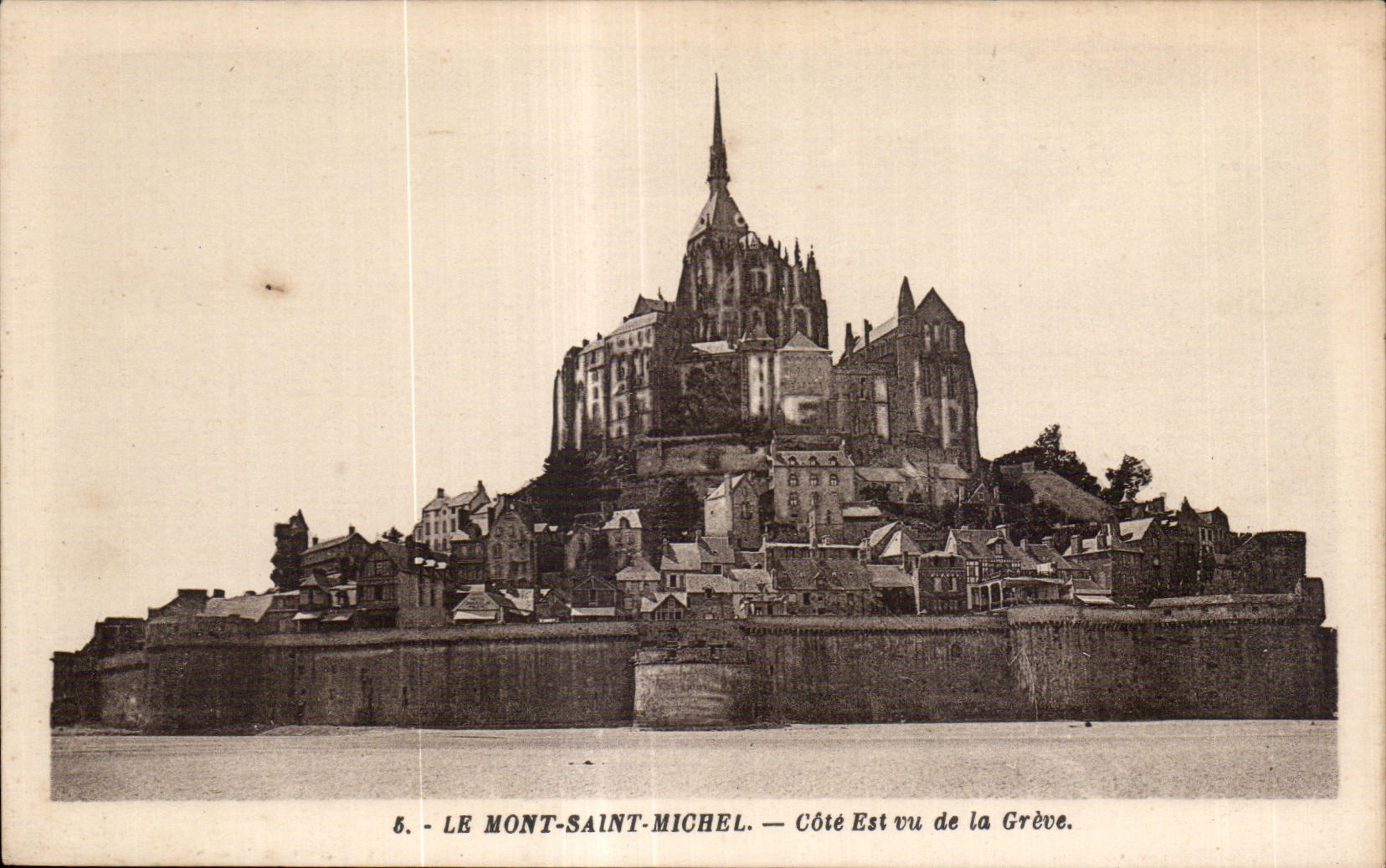 CPA Le celebres pres sales du mont saint michel Le mont saint michel Cote est vu de la greve
