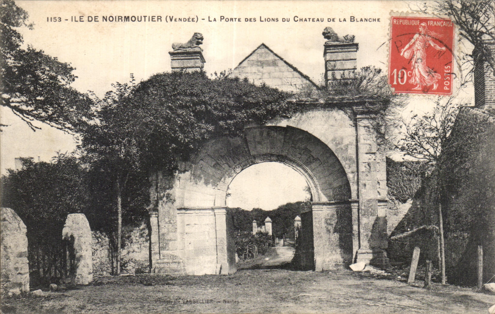 CPA Noirmoutier La porte des lions du Chateau de la Blanche