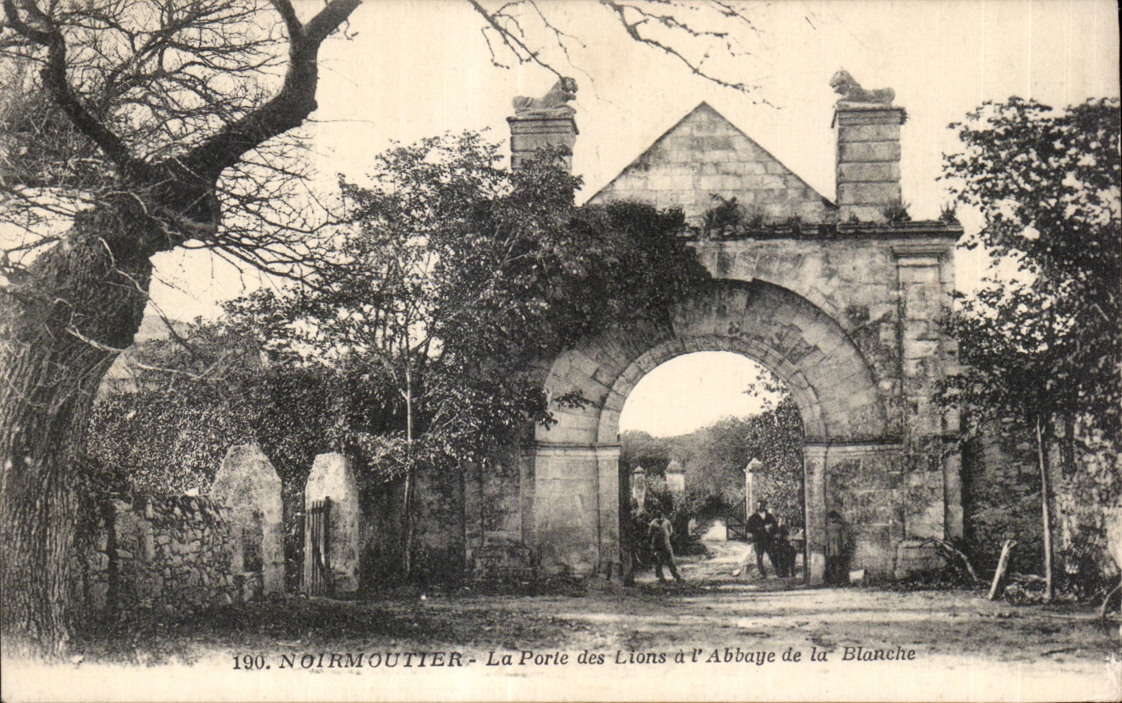 CPA Noirmoutier La porte des lions a l Abbaye de la blanche