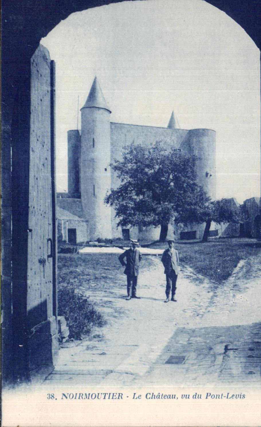 CPA Noirmoutier Le chateau vu du pont levis