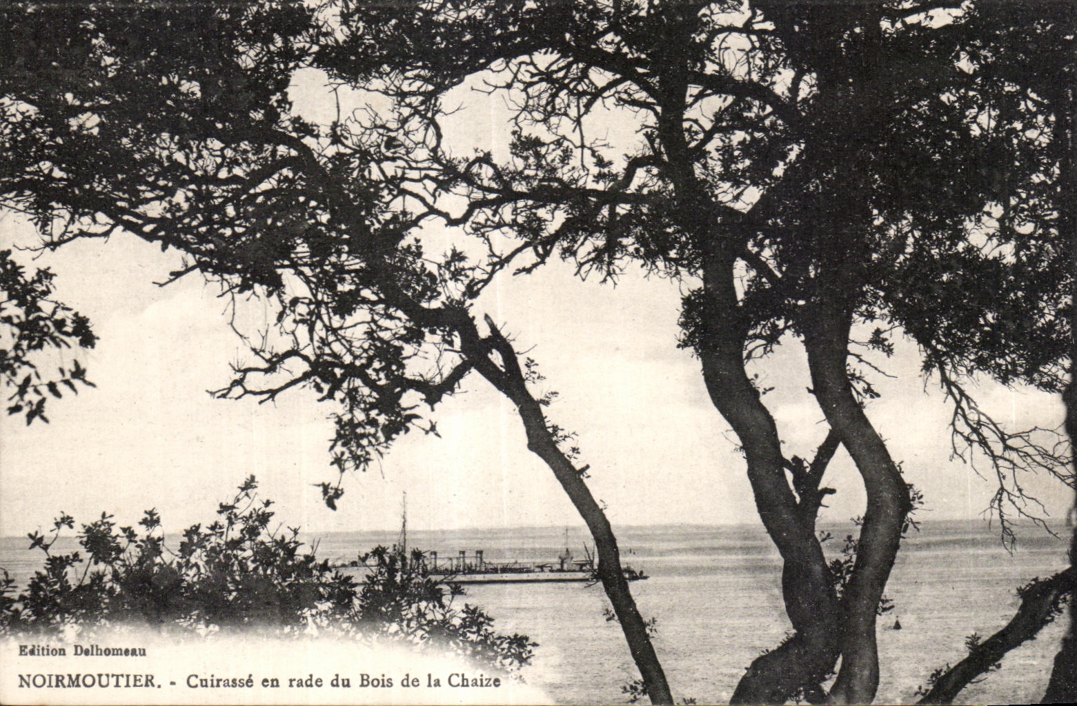 CPA Noirmoutier Cuirasse en rade du Bois de la chaize Bateau