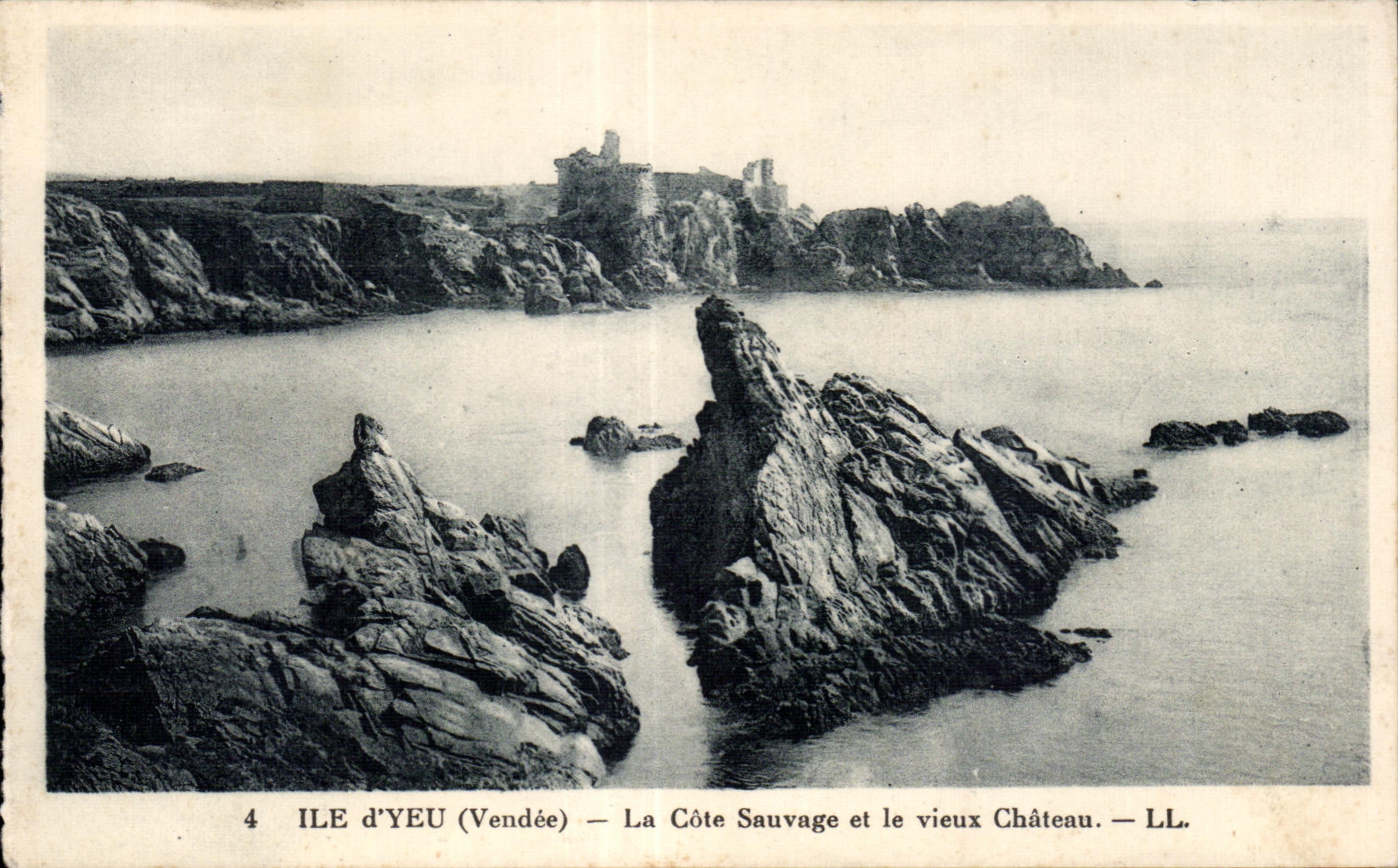 CPA Ile D Yeu Le cote Sauvage et le Vieux Chateau