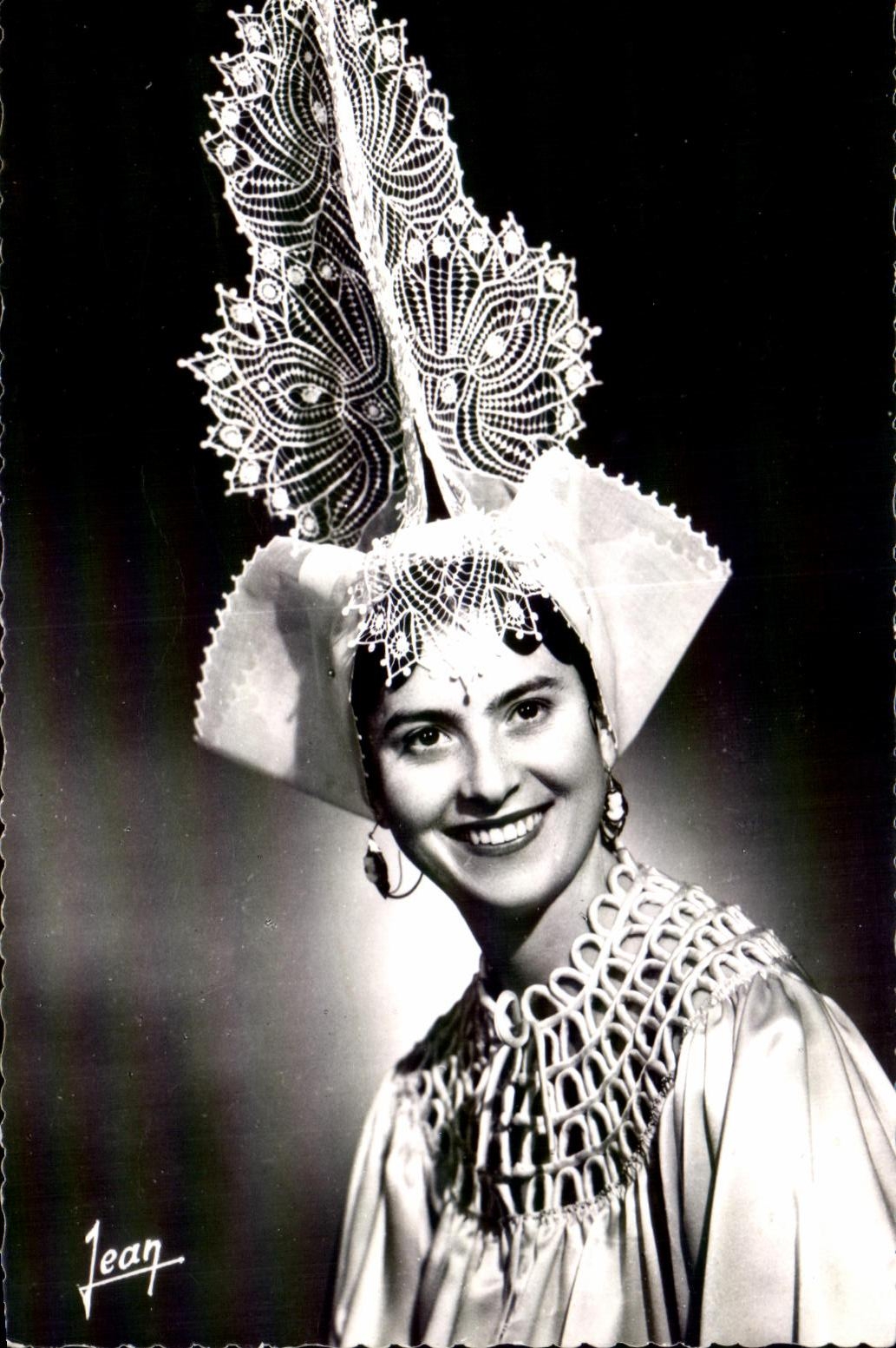 CPA enarena el traje del folklore de la mujer del olonne