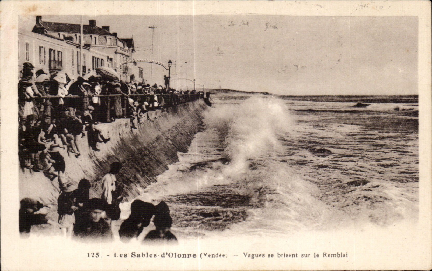 CPA enarena la fractura vaga del olonne en el terraplen