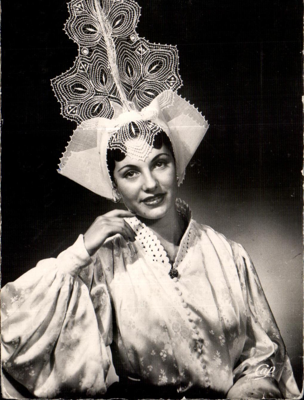 CPA enarena el traje del folklore del olonne