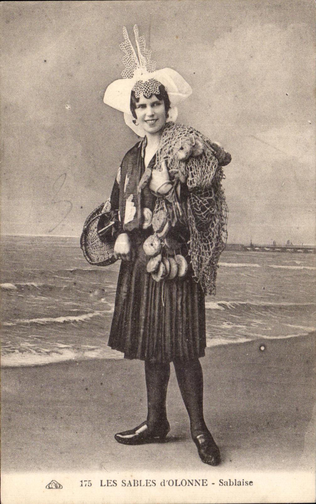 CPA enarena el traje del folklore de Sablaise del olonne