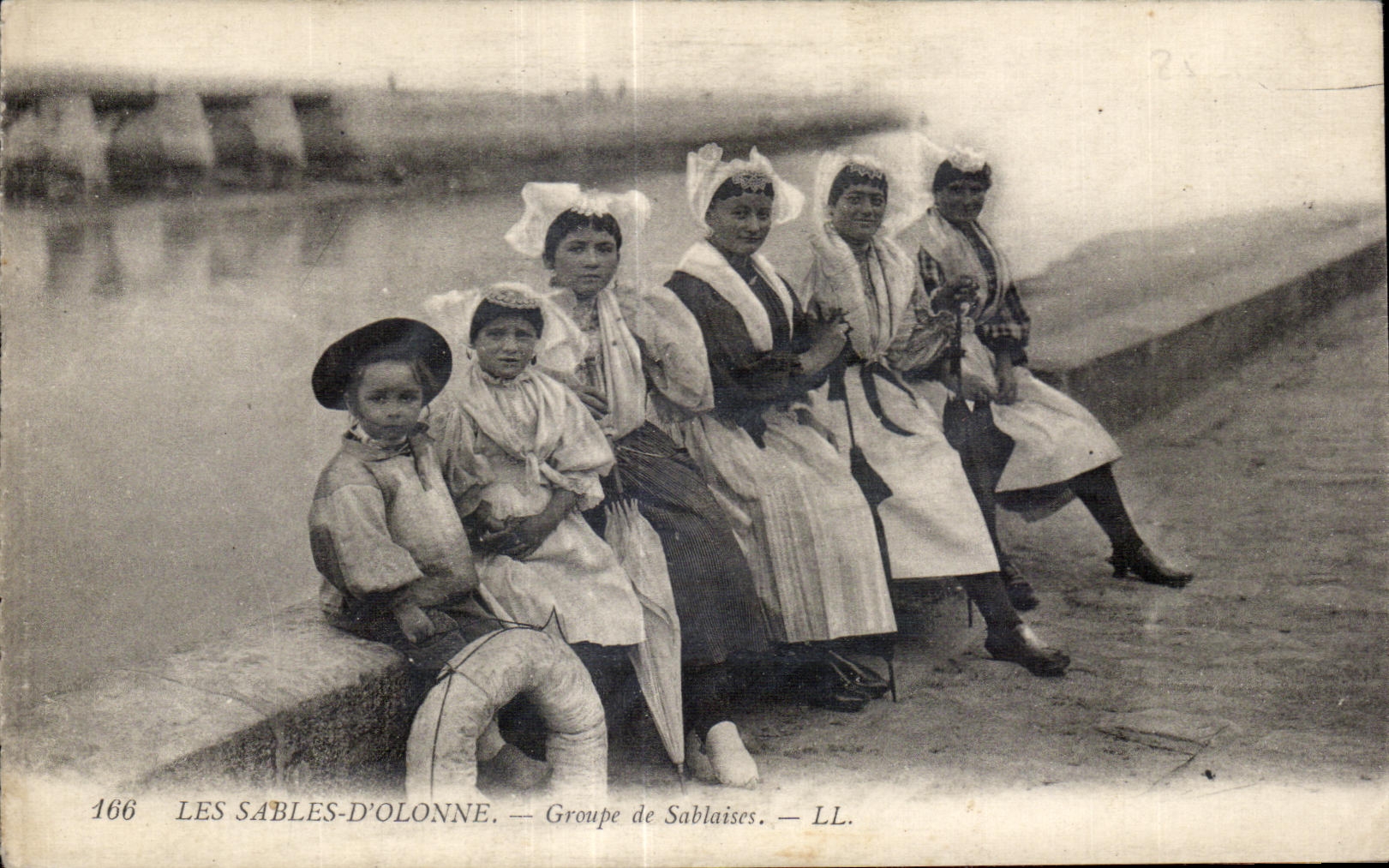 CPA enarena el grupo del olonne de traje del folklore de los sablaises