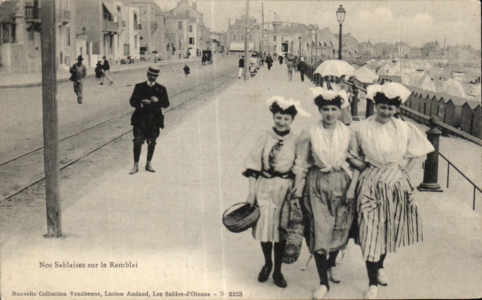 CPA enarena el olonne nuestros sablaises en los casquillos del traje del folklore del terraplen