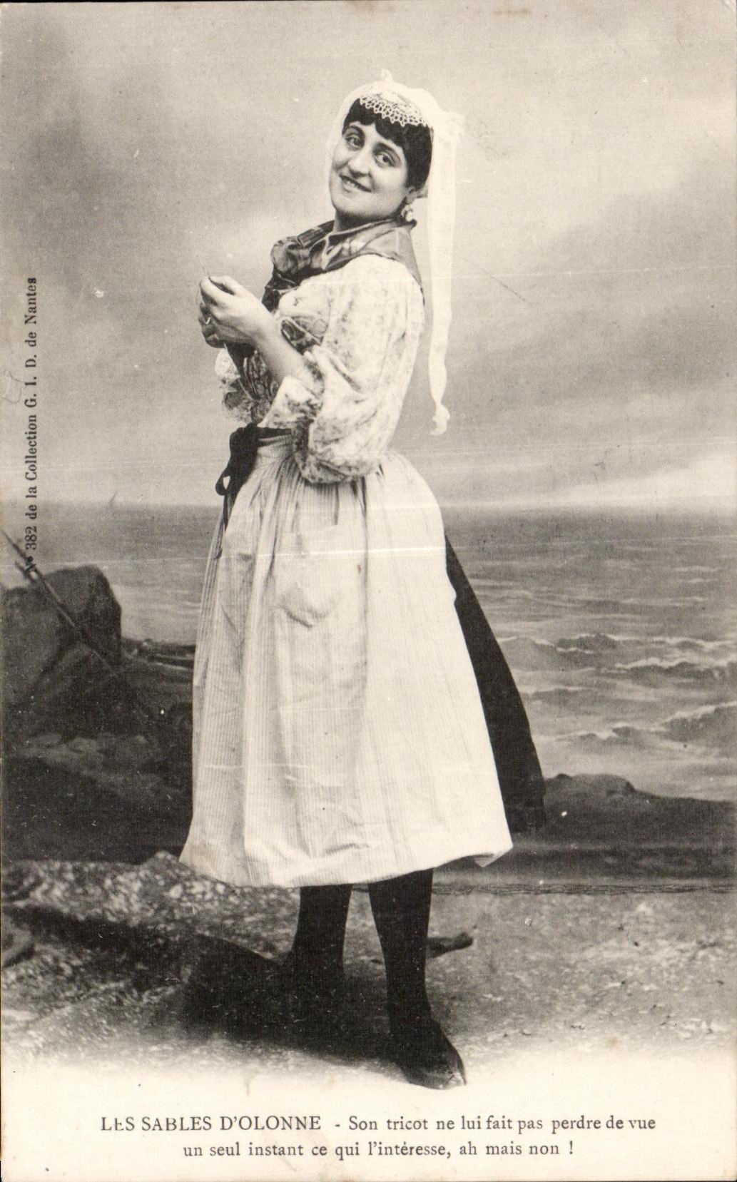 CPA enarena a mujer del traje del folklore del olonne