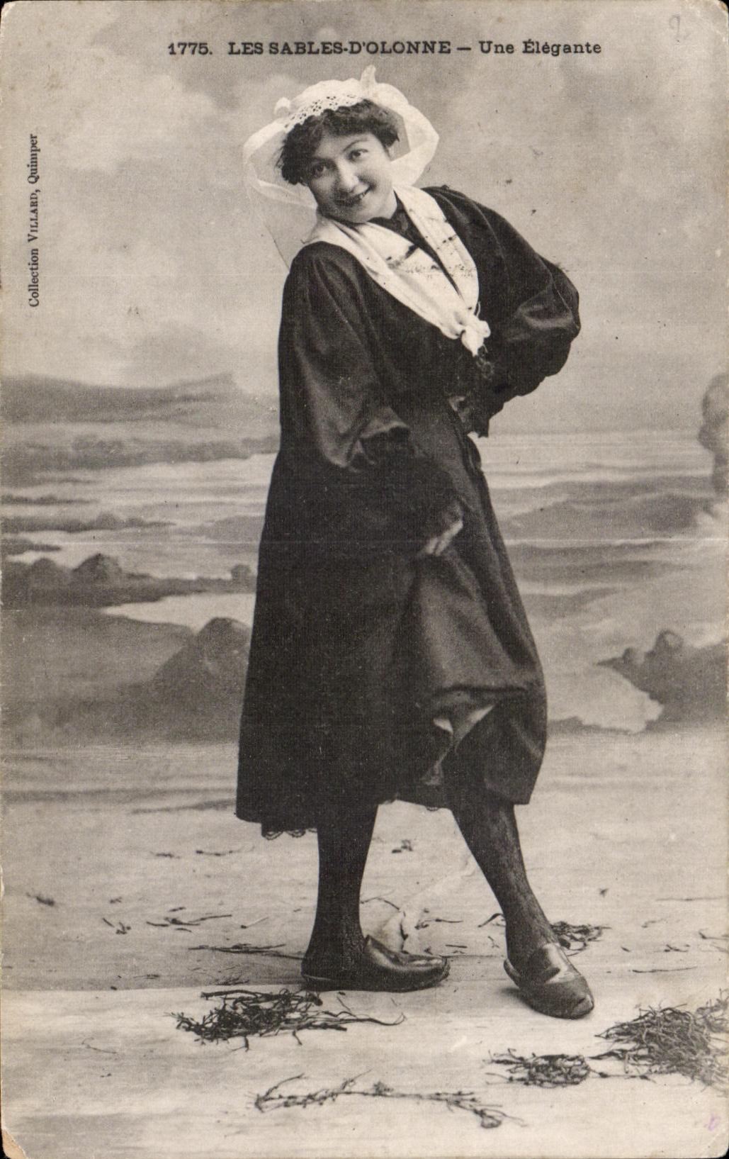 CPA enarena Olonne elegante un traje del folklore