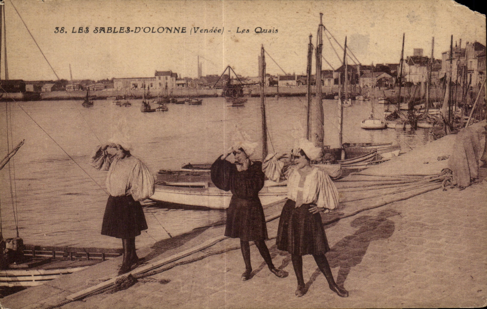 CPA enarena las arenas Olonne de Olonne el traje del folklore de los muelles