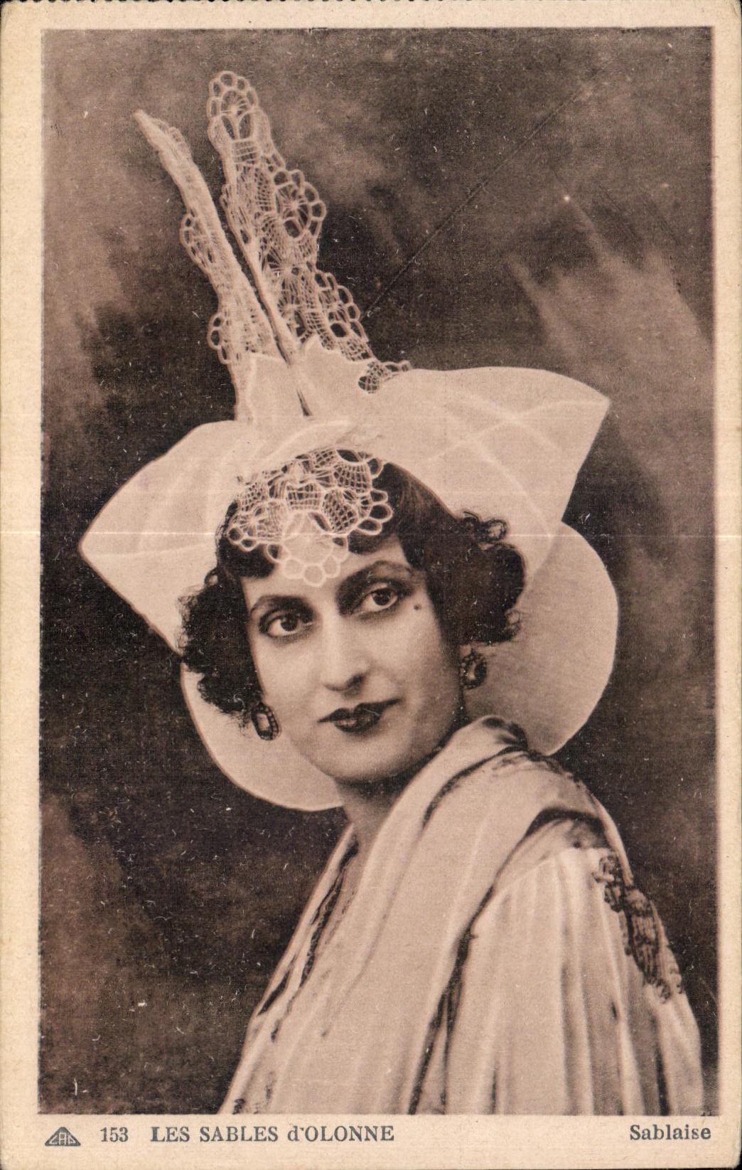 CPA enarena los casquillos del traje del folklore de Olonne