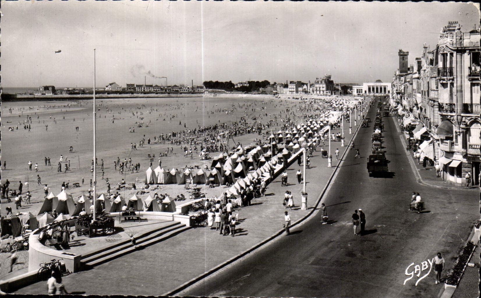 CPA enarena las arenas Olonne de Olonne el terraplen en la parte inferior el casino