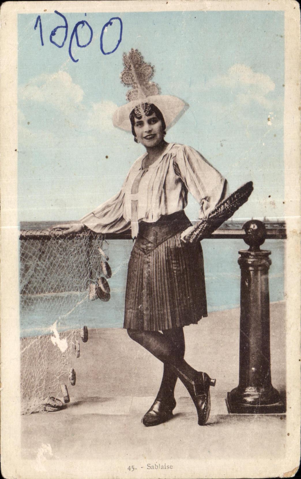 Mujer del traje del folklore de CPA