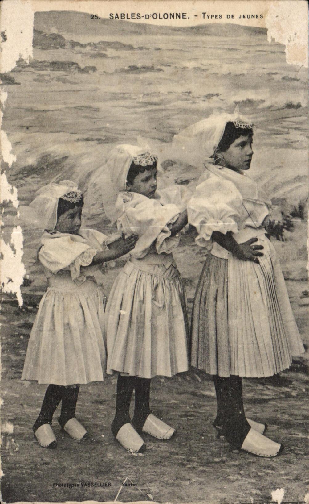 CPA enarena el estAndar de Olonne del traje joven del folklore