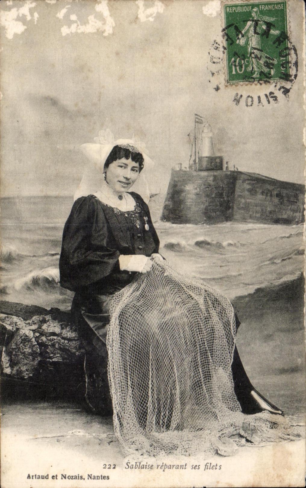 CPA Sablaise que repara sus redes enarena el traje del folklore del olonne