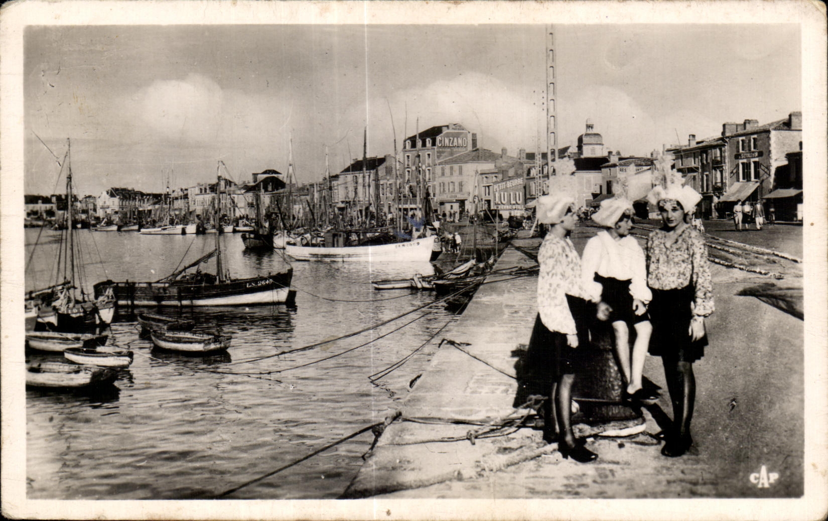 CPA enarena el traje del folklore de los sablaises del olonne