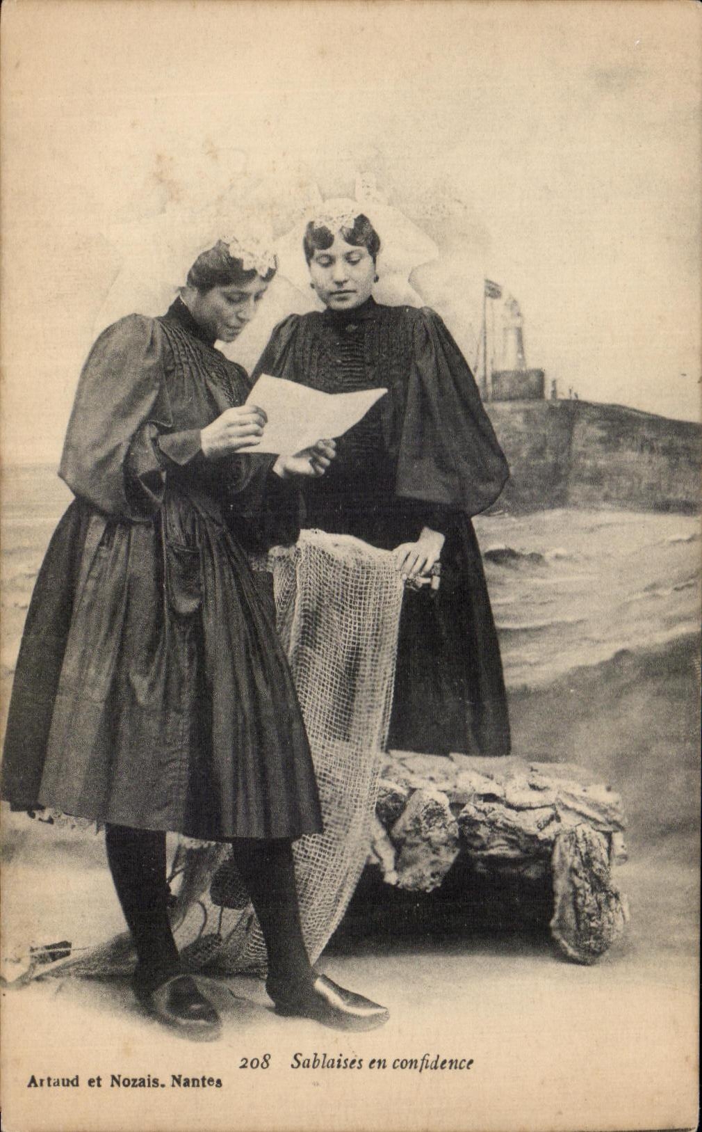 CPA Artaud and nozais Nantes sablaises in confidence Folklore Costume