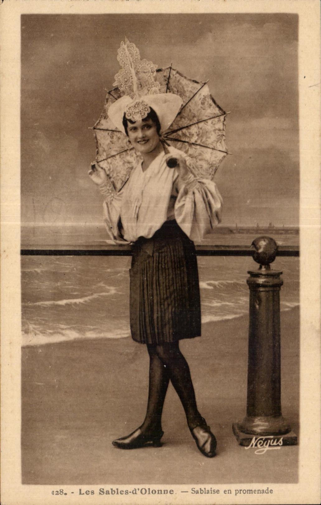 CPA sands Olonne sablaise in promenadeFolklore Costume