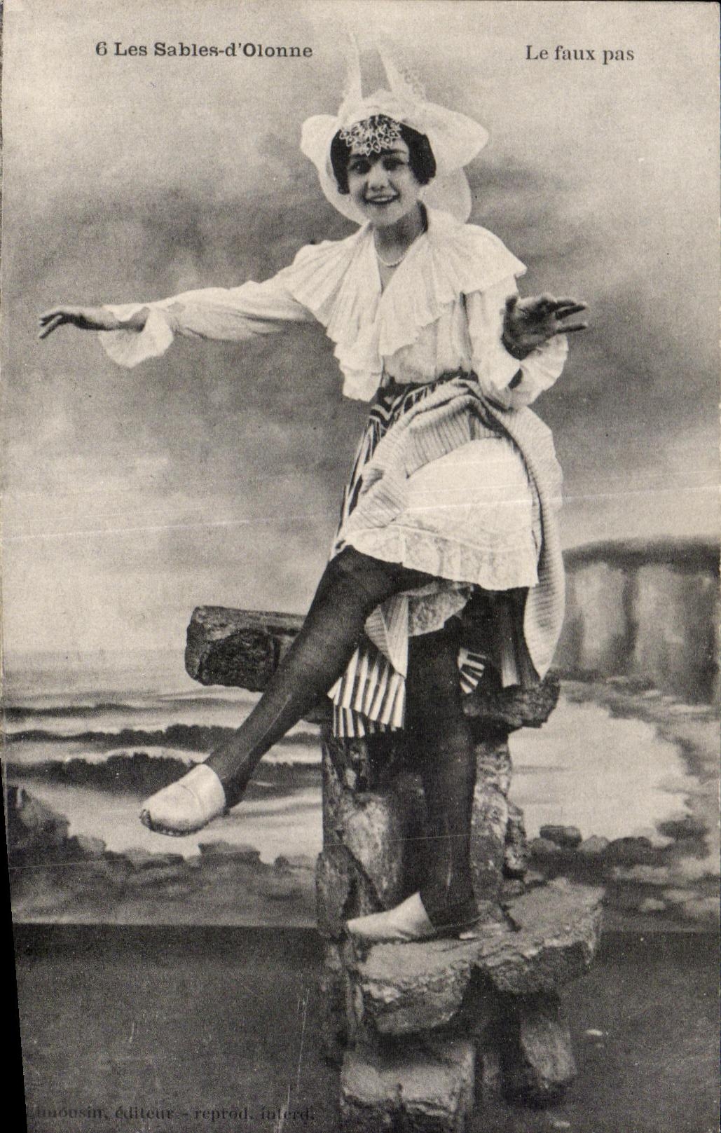 CPA sands Olonne the false step Folklore Costume