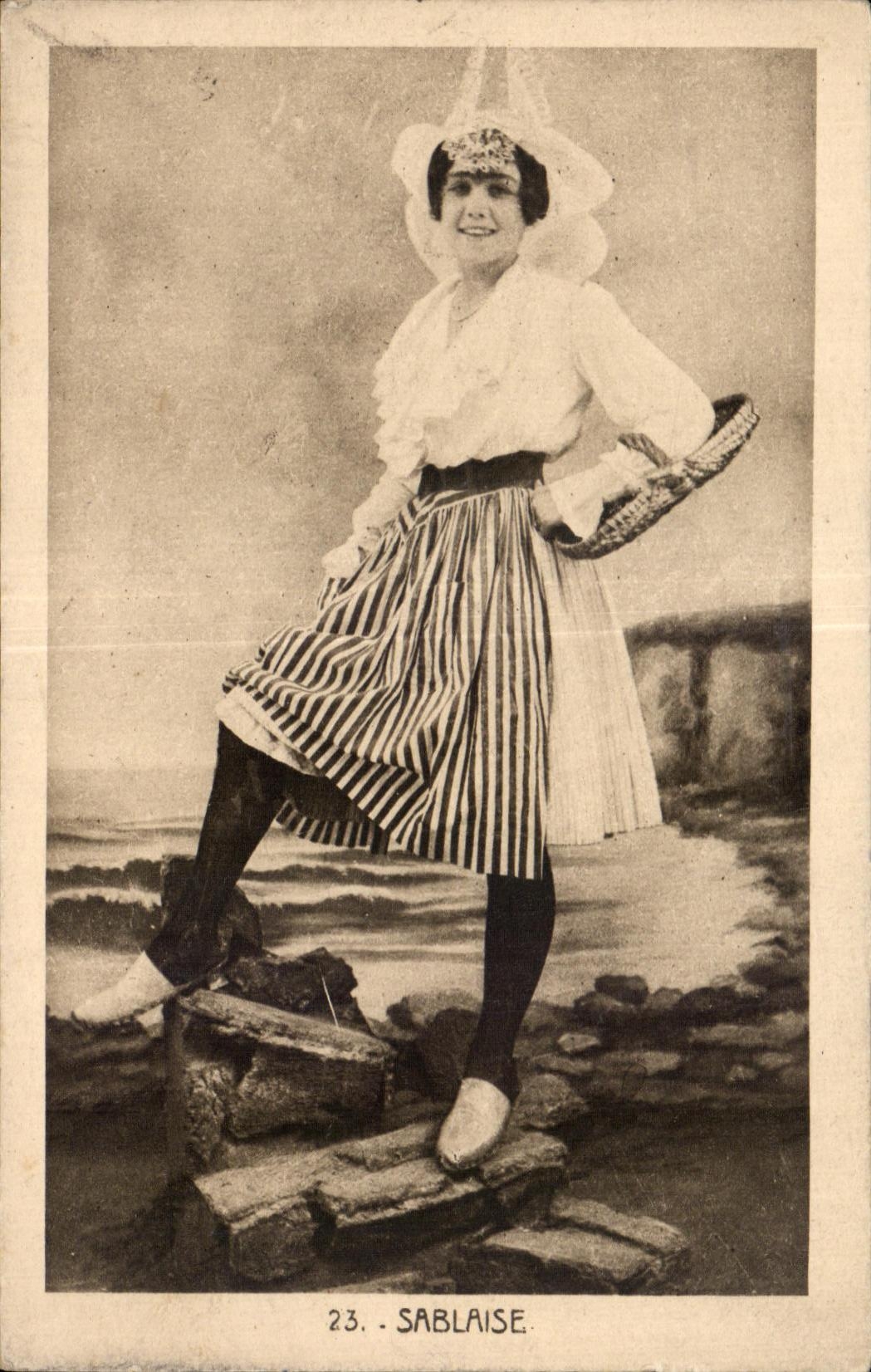 CPA Sands olonne Sablaise Foklore Costume