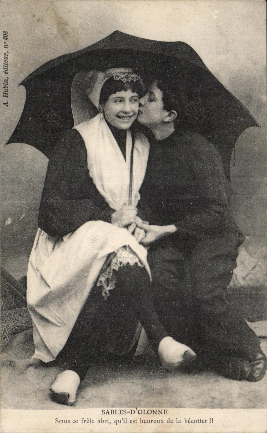 CPA sands Olonne under this frail shelter qu it is happy of in becotter II