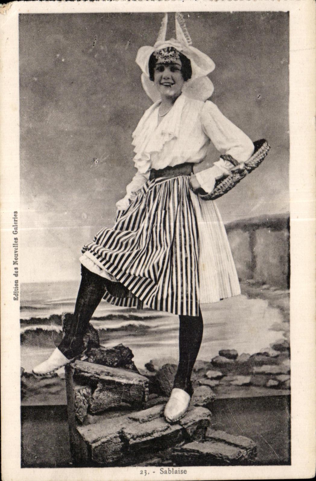 CPA Sablaise Folklore Costume Sands olonne
