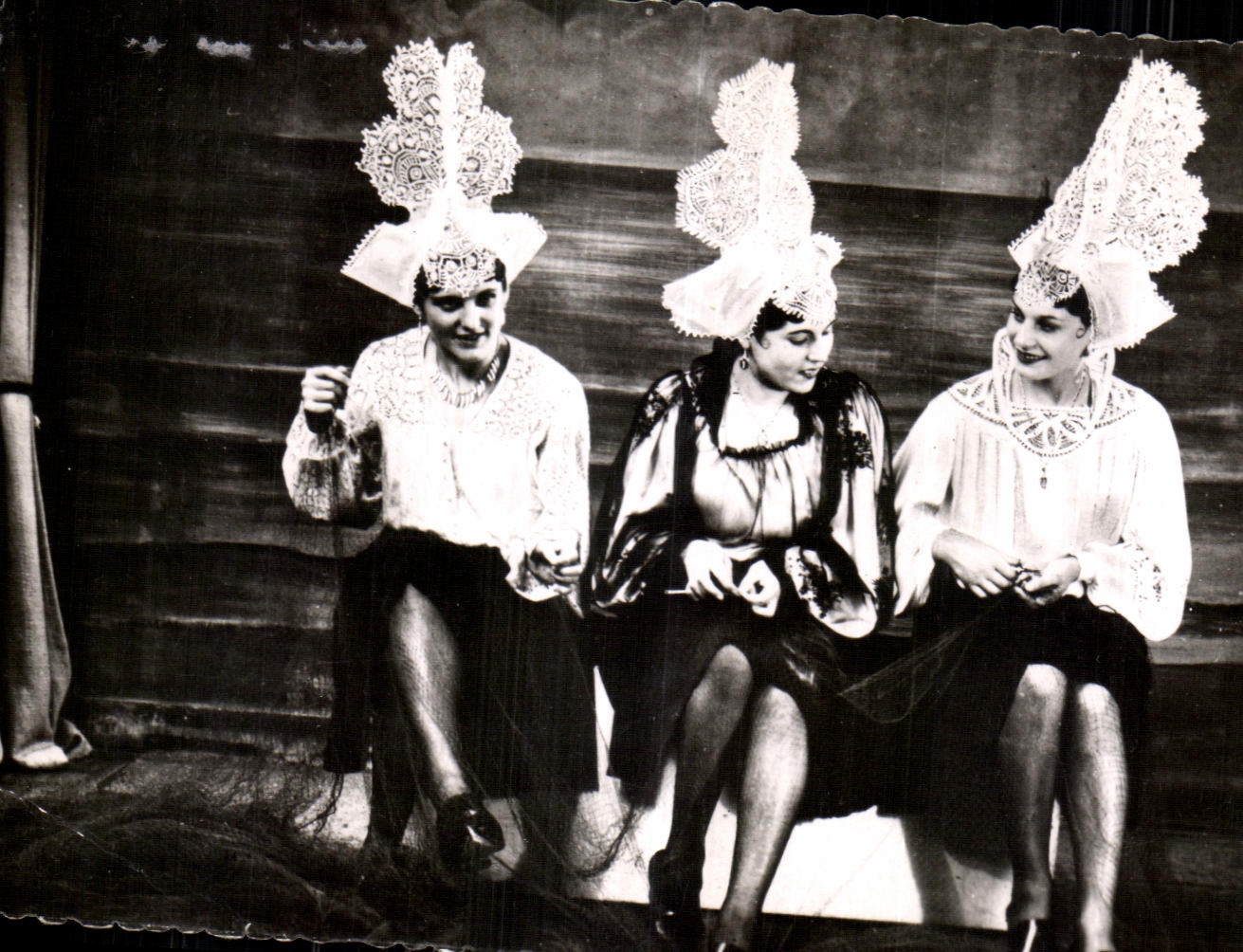 CPA sands Olonne the mending of the nets Folklore Costume