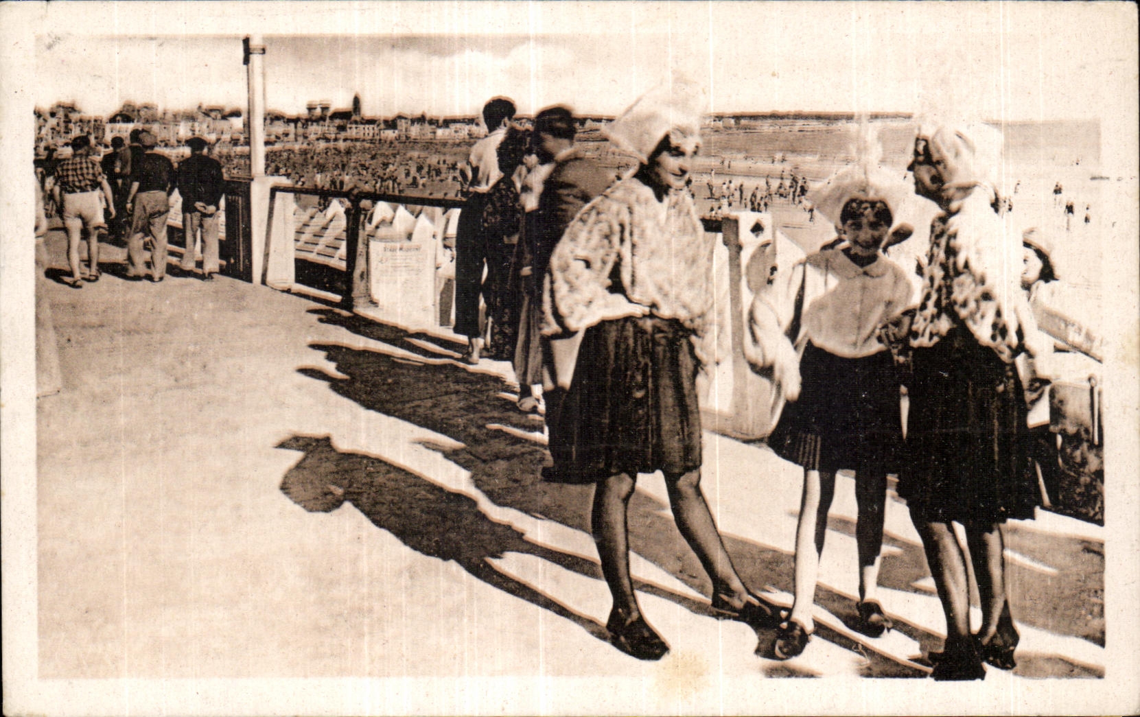 CPA sands Olonne the embankment and the beach Folklore Costume