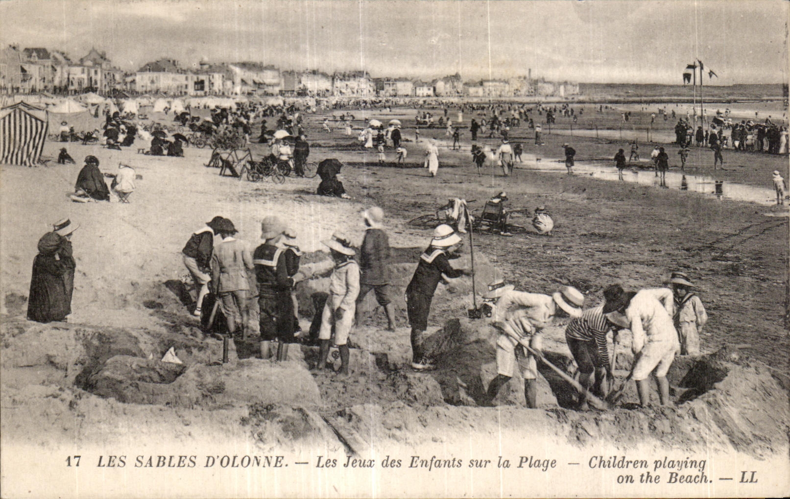 CPA sands Olonne plays of the children on the beach children playing one the beach
