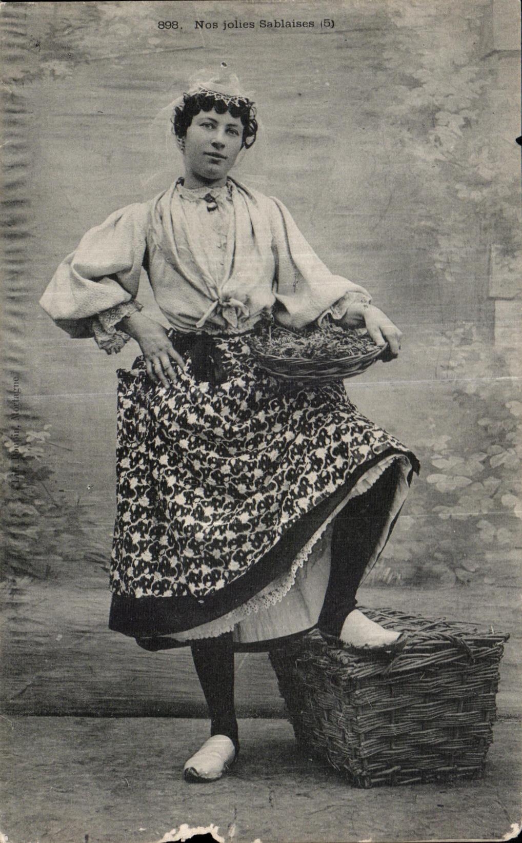 CPA sands Olonne Folklore Costume Caps Sablaise