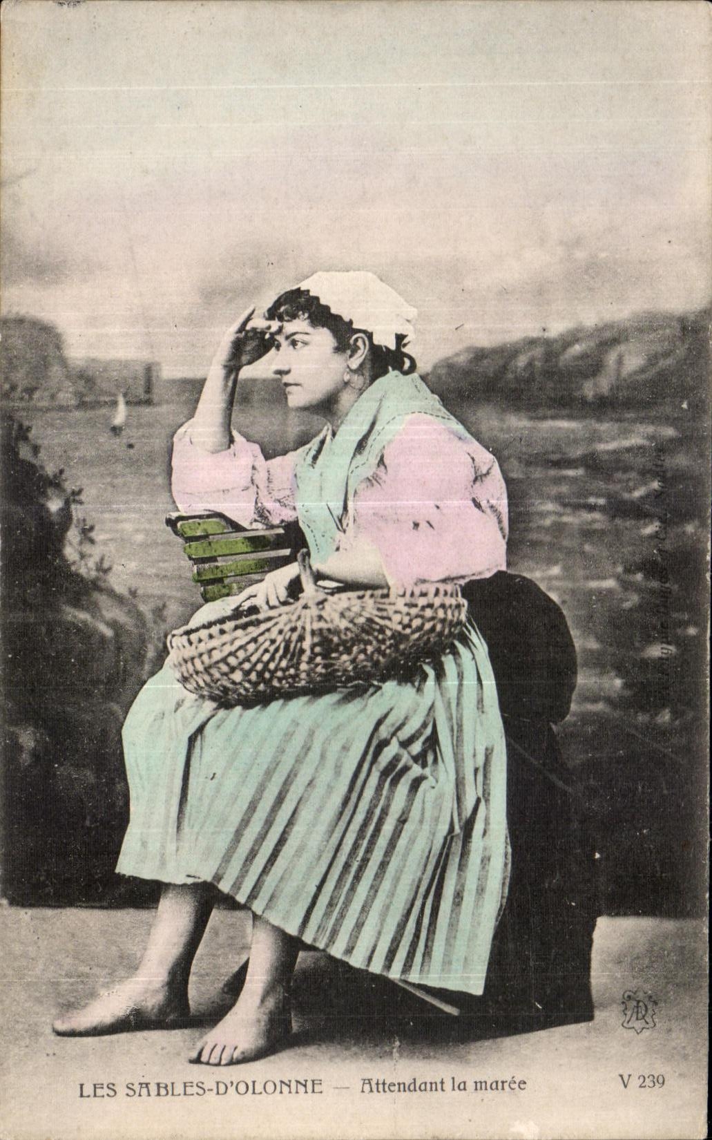 CPA sands Olonne awaiting the tide Folklore Costume