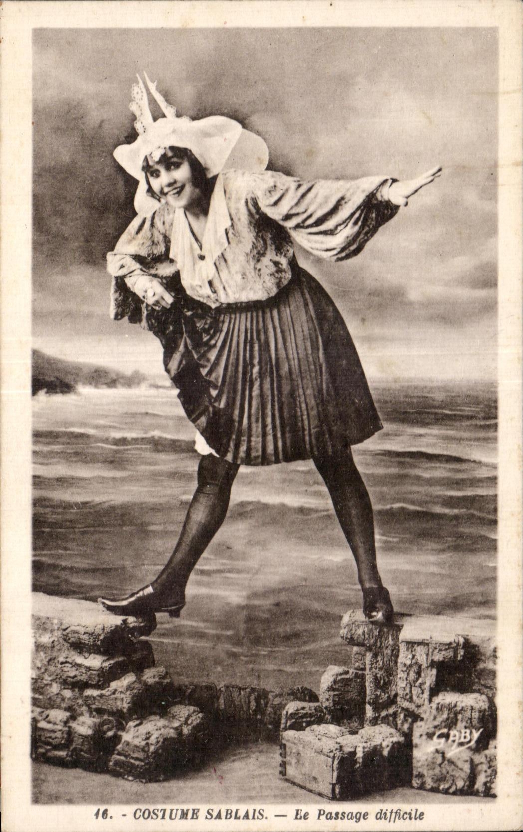 CPA costume sanded the difficult passage Sables Olonne Costume Caps