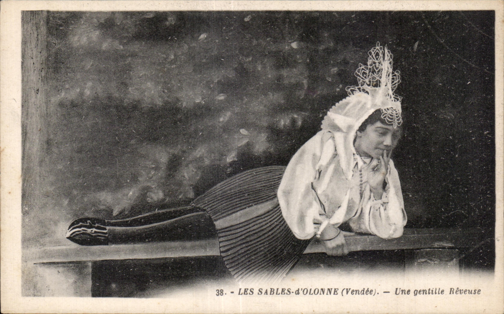 CPA sands  Olonne pretty a sablaise Cap costume Folklore