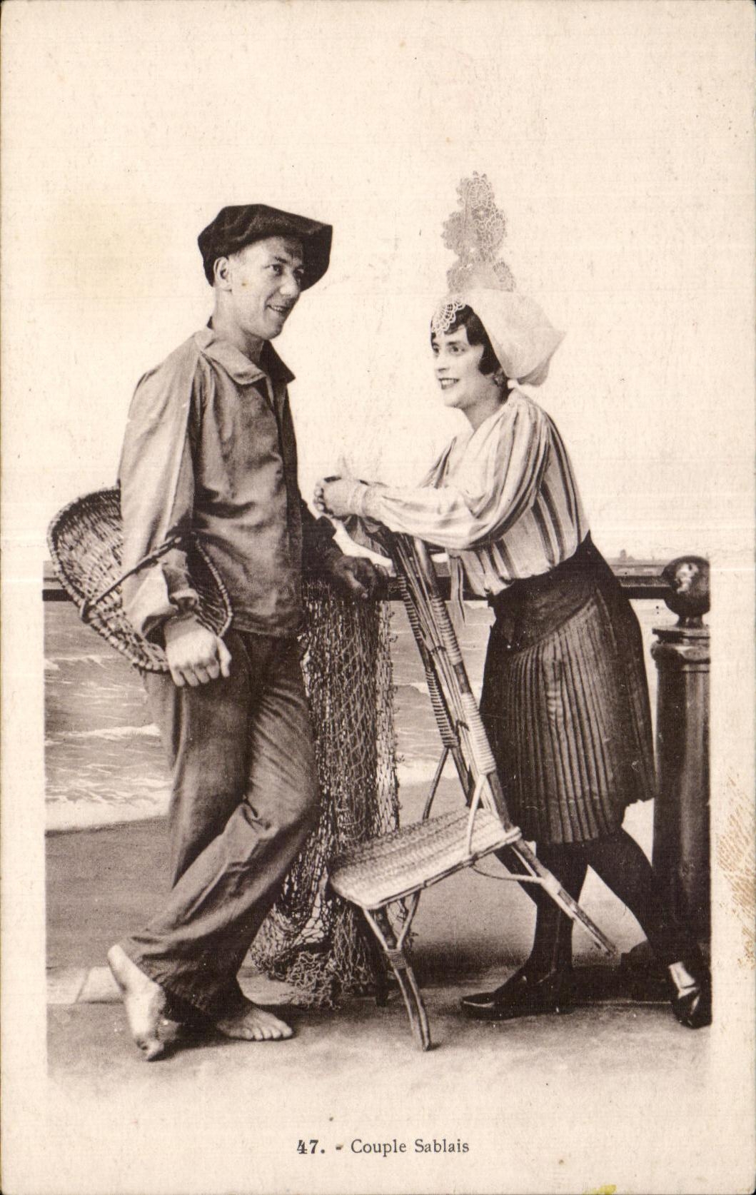 CPA Sables olonne couple sanded Coiffe Folklore costume