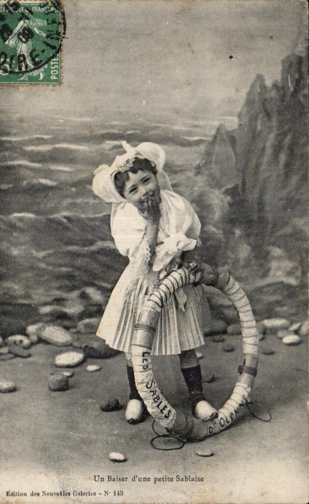 CPA Sands olonne a kiss small a sablaise Cap costume Folklore