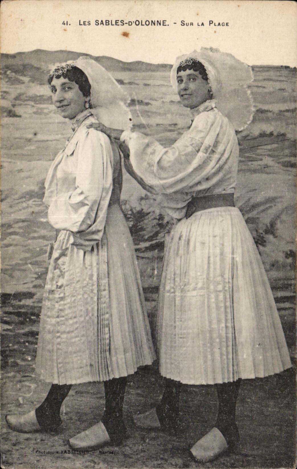 CPA sands Olonne on the beach Caps costume Folklore Twin Binoculars