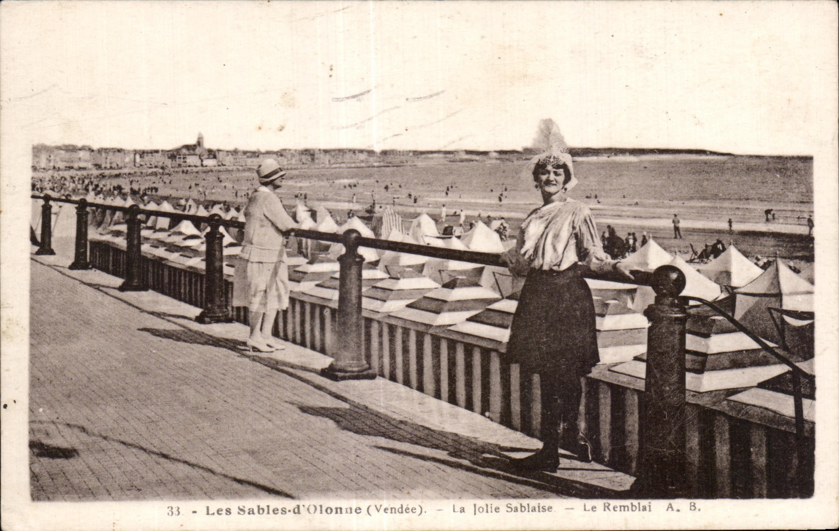 CPA sands Olonne pretty the sablaise the embankment Caps Folklore costume