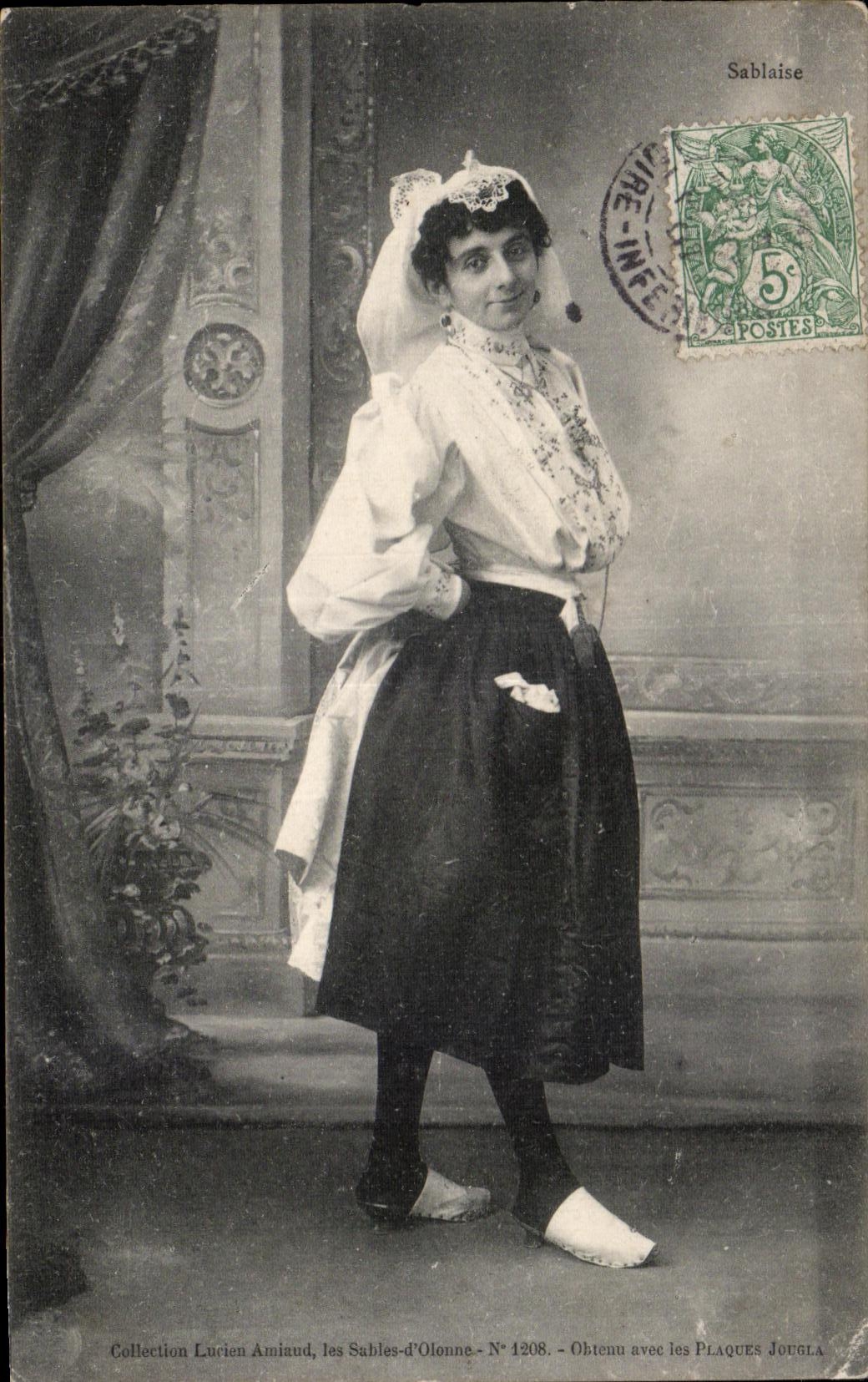 CPA Folklore Costume Caps Sablaise Sables Olonne