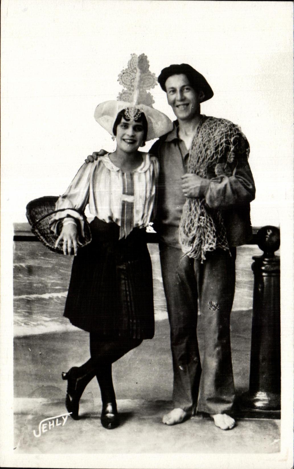 CPA Sands olonne Sablaise and sinning Folklore Costume