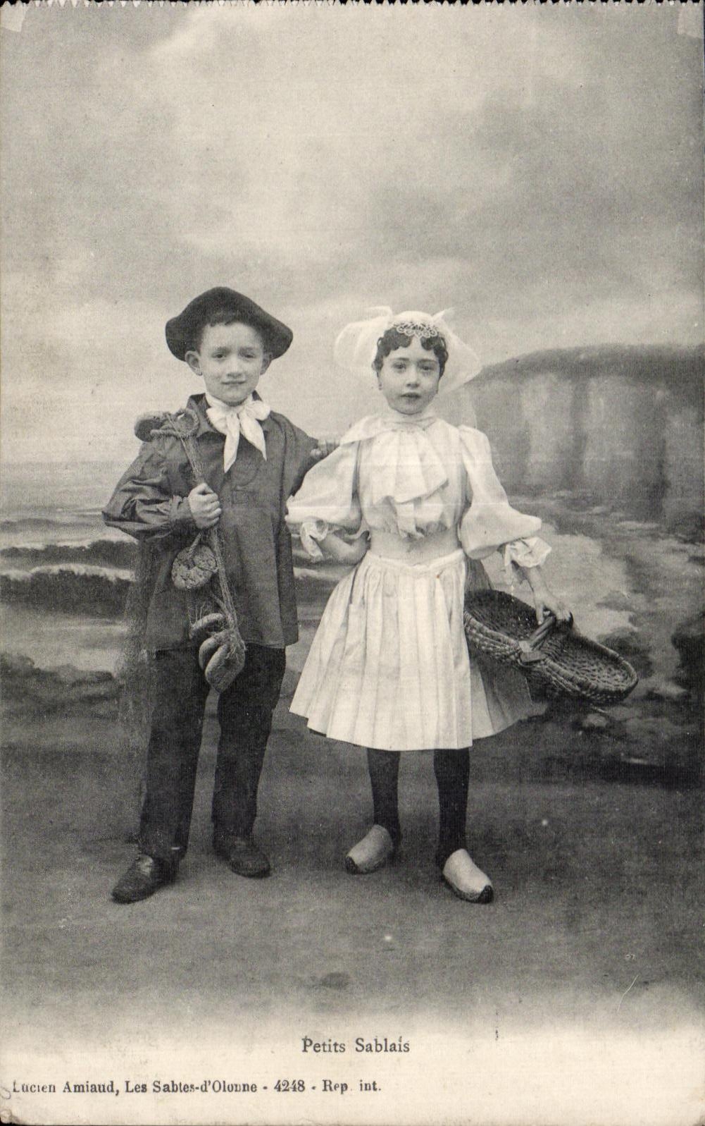 CPA Sands Olonne Shortbread cookie children Folklore Costume