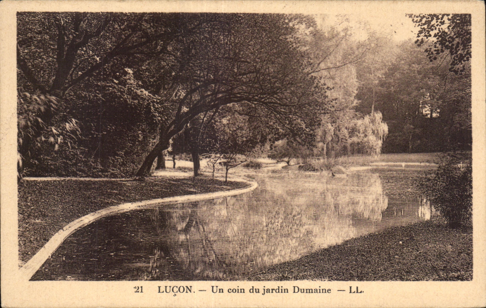CPA Lucon Un coin du Jardin Dumaine